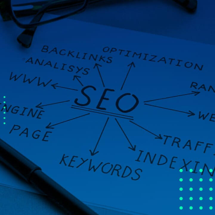 Skizze mit SEO Schriftzug in der Mitte die auf Begriffe wie Keywords, Optimization, Backlinks, Analisys, Page, Traffic, Indexing durch ein Pfeil hinweisen - blauer overlay